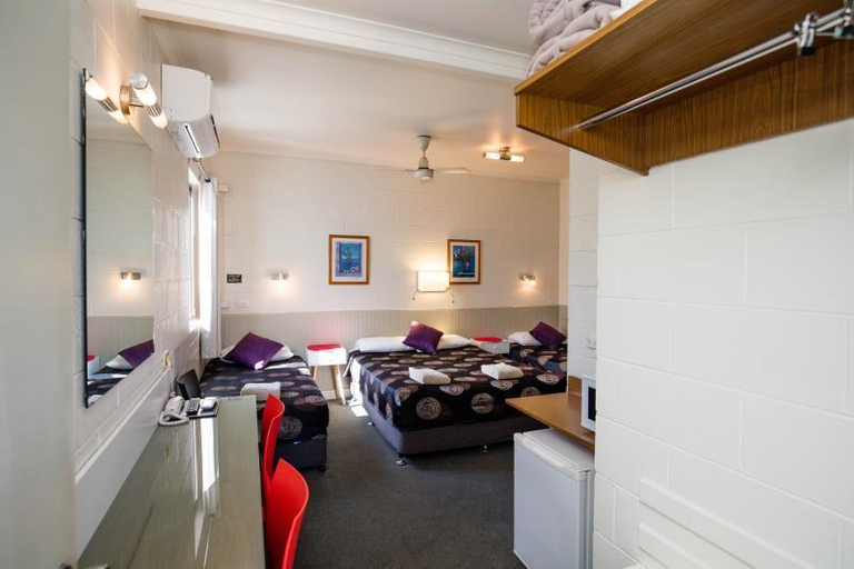 Bedroom 5, A and A Lodge Motel Emerald, Sandover
