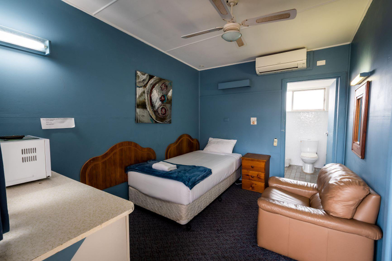 Others, Ardeanal Motel, Bland
