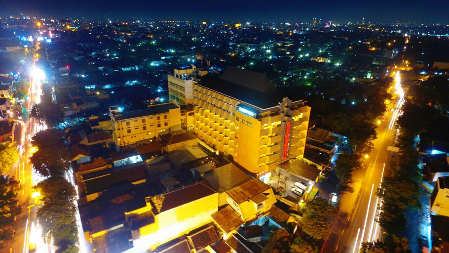 Exterior & Views 25