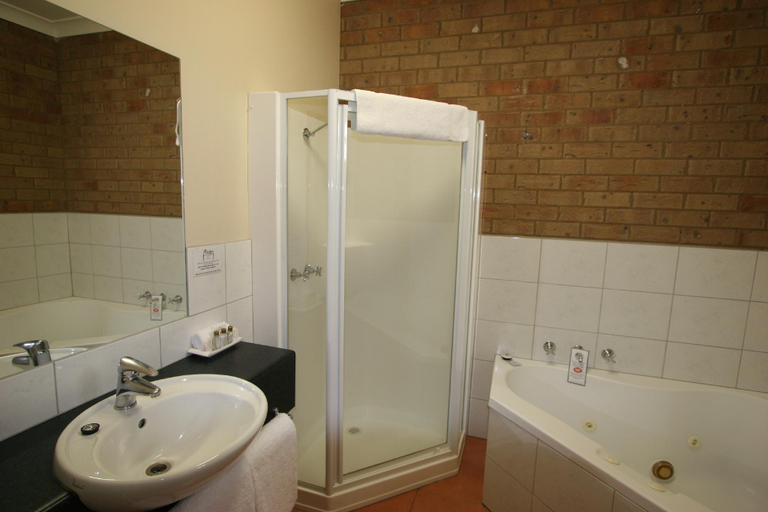 Bathroom, Bridges on Meninya Motel & Apartments, Murray