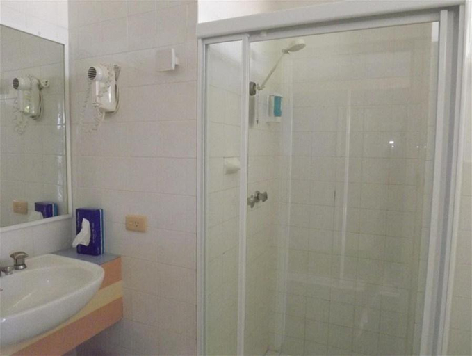 Bathroom 3, Golden Sands Motor Inn, Great Lakes