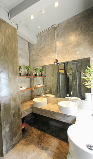 Bathroom 5, Thonglor Travellers Hostel & Cafe, Wattana