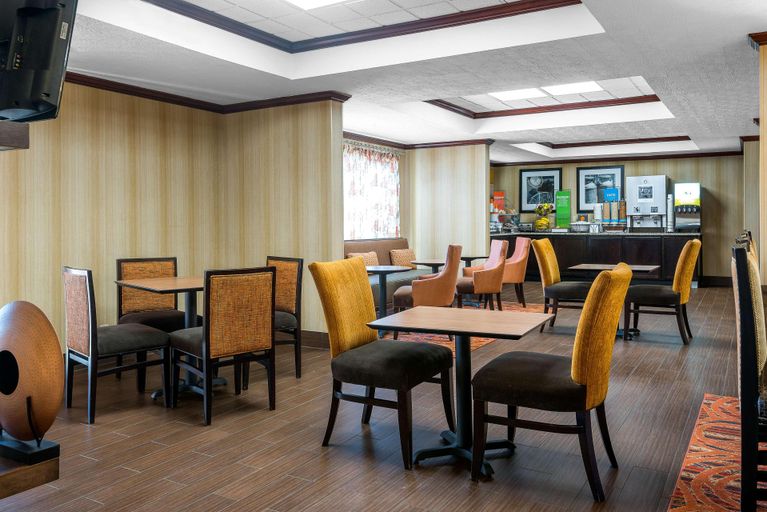 Food & Drinks 5, Hampton Inn Parkersburg-Mineral Wells, Wood