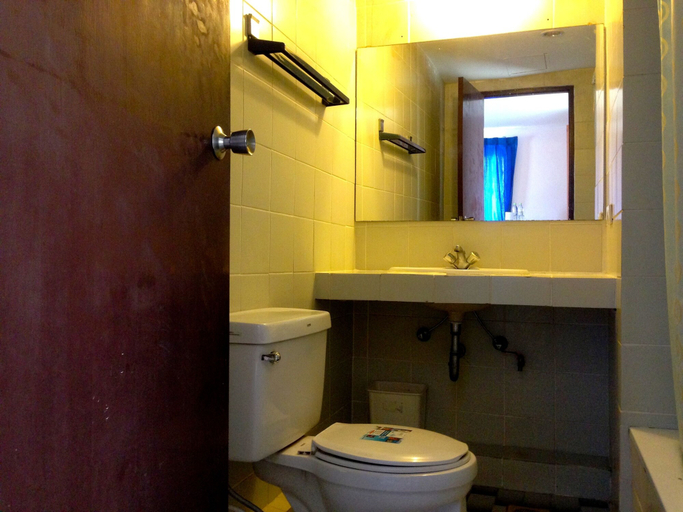 Bathroom 4, Cherry Hotel, Pattaya
