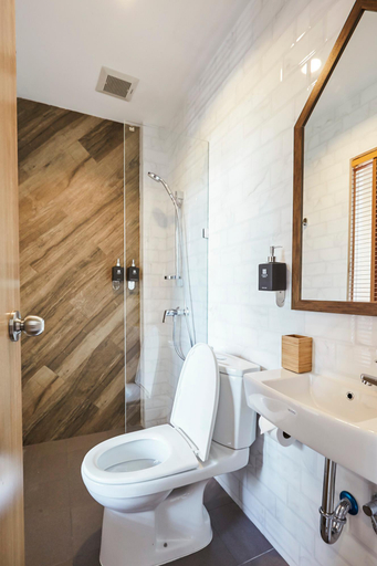 Bathroom 3, Vann Bangkok Boutique House, Yannawa