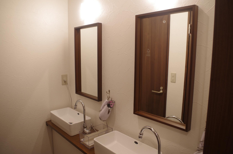 Bathroom 4, Poptone, Hiroshima