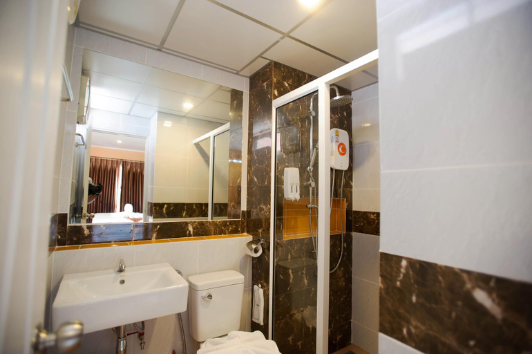 Bathroom, Family Hotel, Muang Khon Kaen