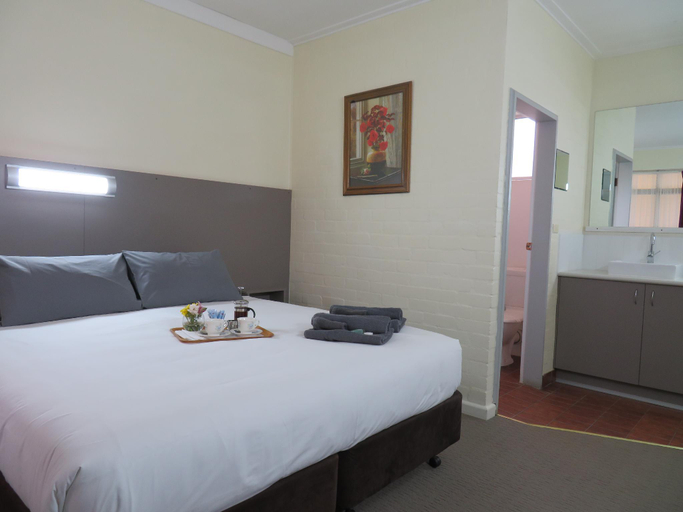 Bedroom 5, Bishops Lodge Narrandera, Narrandera