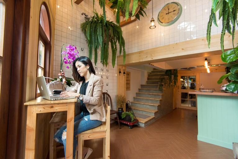 Public Area 2, Barn and Bed Hostel, Wattana