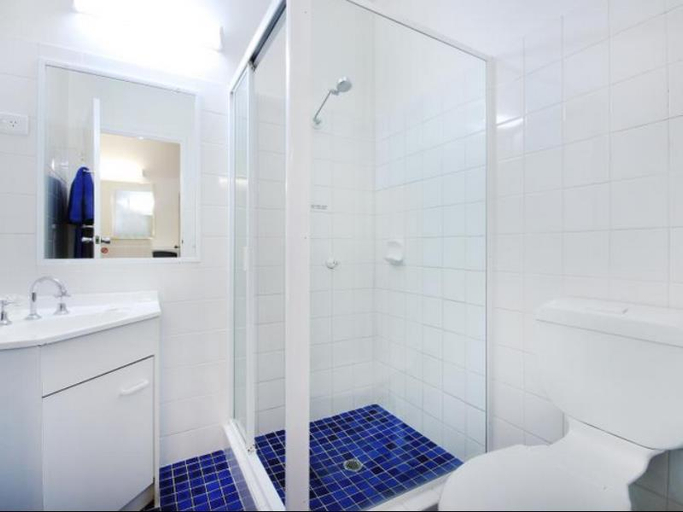 Bathroom 4, Airway Motel, Ascot
