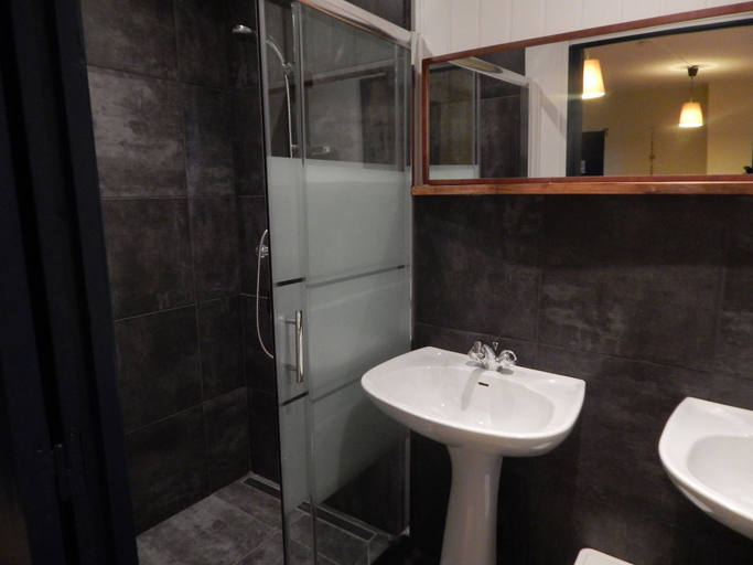 Bathroom 5, Pyrénées Emotions, Haute-Garonne