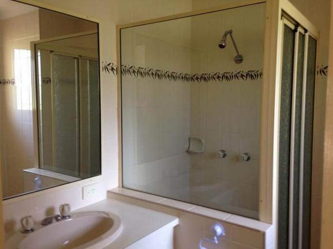 Bathroom 4, Country Rose Motel Warwick, Warwick - Central