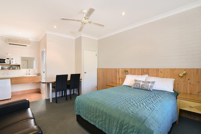 Bedroom 5, Catalina Motel Lake Macquarie, Lake Macquarie - West