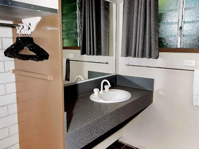 Bathroom 4, Paradise Motel, Mackay - Pt A