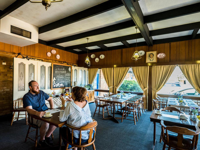Food & Drinks 5, Plainsman Motel, Forbes