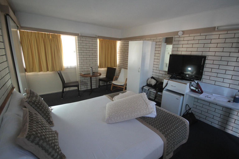 Bedroom 2, Binalong Motel, Goondiwind