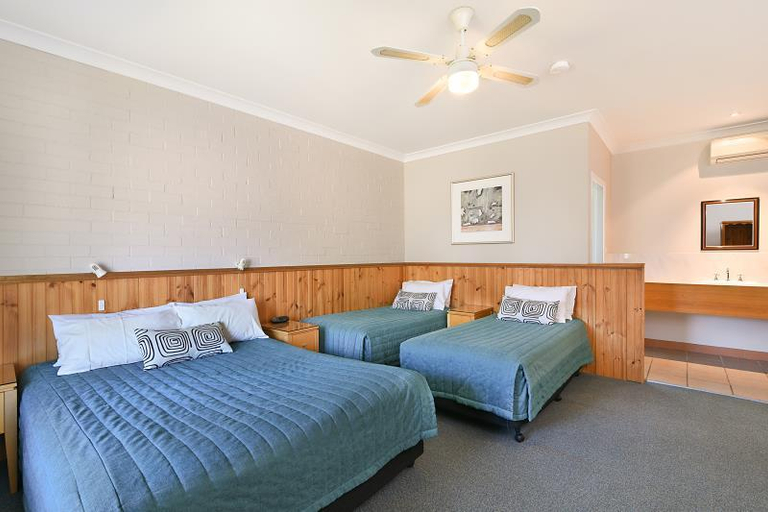 Bedroom 2, Catalina Motel Lake Macquarie, Lake Macquarie - West