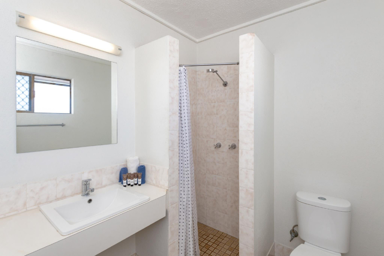 Bathroom 3, Aaron Motel, Gladstone