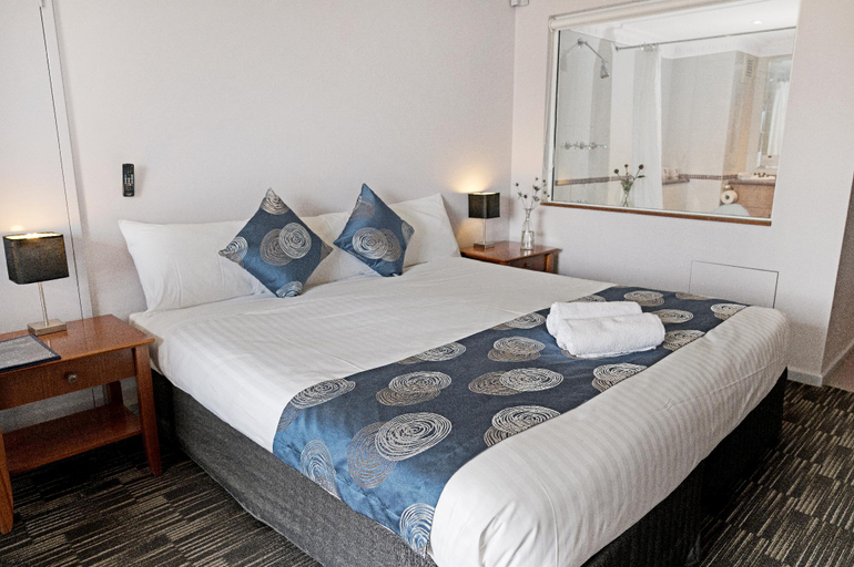 Bedroom 3, Banjo Paterson Inn, Snowy River