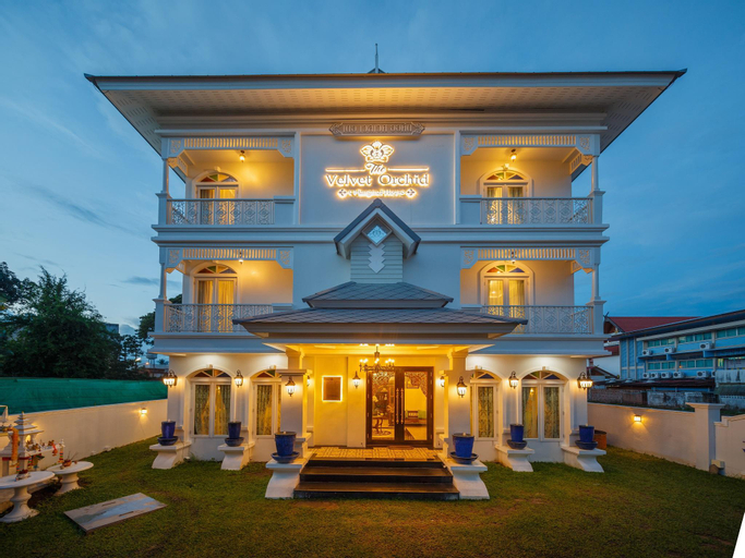 Exterior & Views