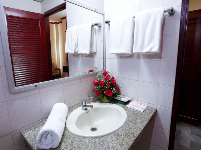 Bathroom 2, Chumphon Palace Hotel, Muang Chumphon