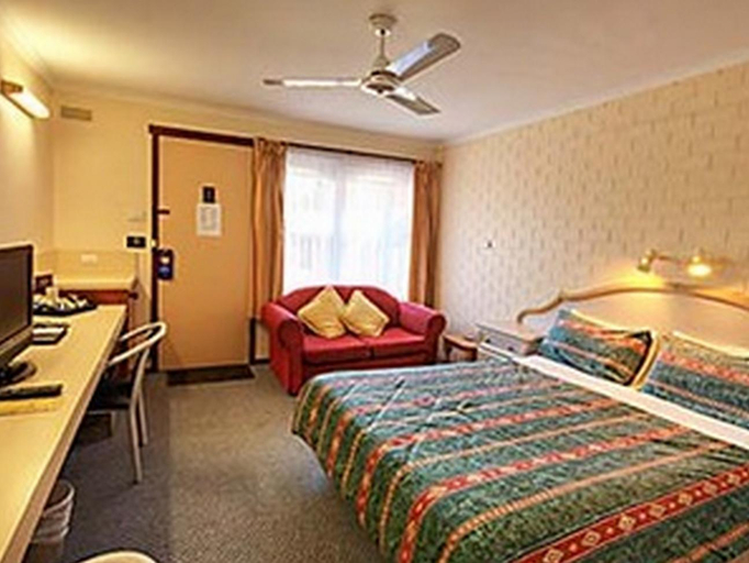 Bedroom 3, Raglan Motor Inn, Warrnambool