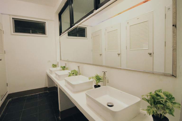 Bathroom 4, Mint Hostel, Phra Nakhon