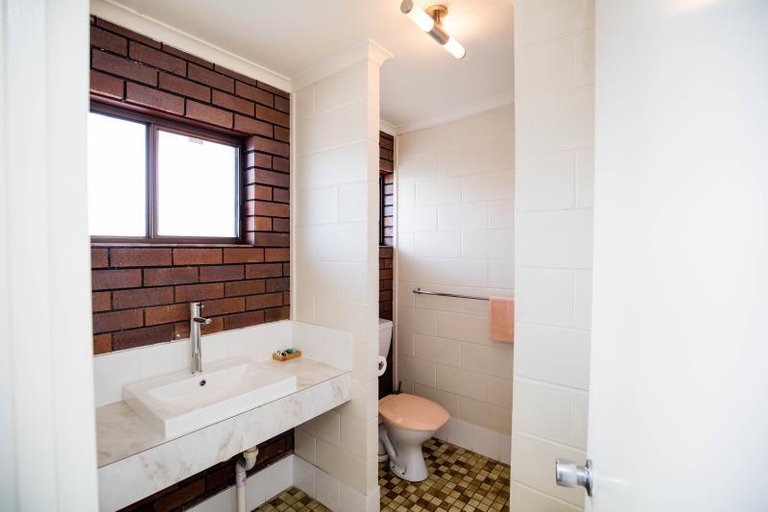 Bathroom, A and A Lodge Motel Emerald, Sandover