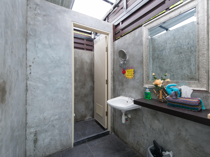 Bathroom 5, Nang Ta Yon @ Ban Thap Chang Hostel, Prawet