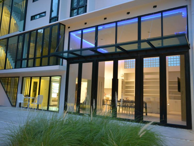 Exterior & Views 2, Rezt Bangkok - Hostel, Khlong Toey