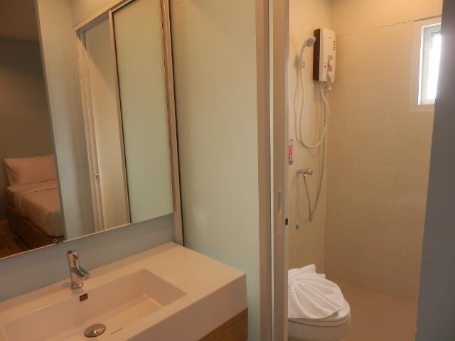 Bathroom 2, Nantra Cozy Hotel, Pattaya