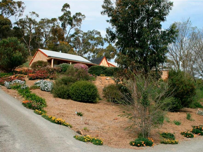 Riesling Trail and Clare Valley Cottages, Clare and Gilbert Valleys
