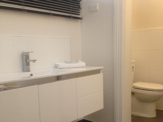 Bathroom 4, The Mews Motel, Launceston - Pt B