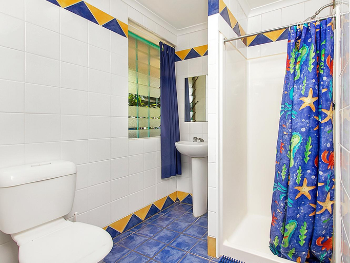Bathroom 5, Caravella Backpackers, Cairns