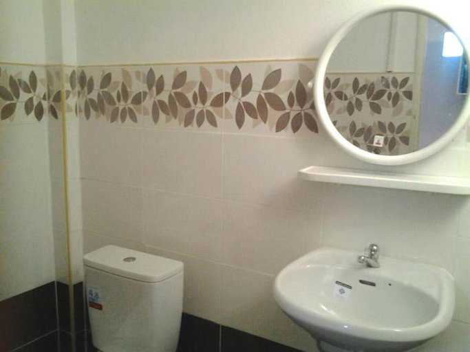 Bathroom 3, Adrian View Resort, Koh Si Chang