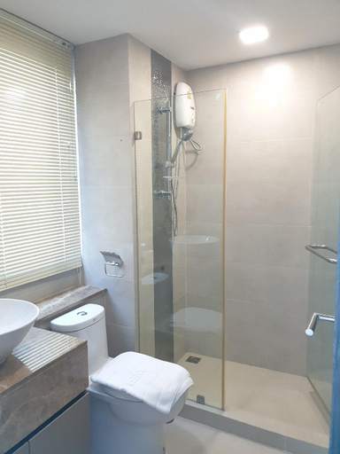 Bathroom 3, The High One, Muang Chon Buri