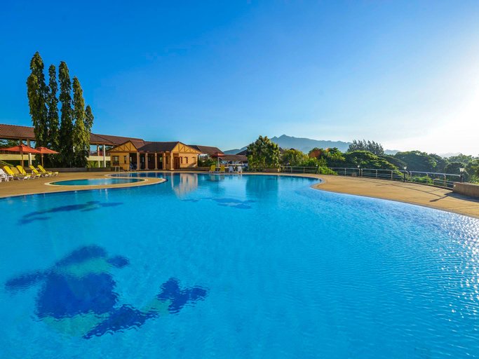 Sir James Resort, Muak Lek