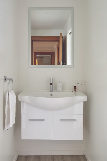 Bathroom 4, Racecourse Villa, Christchurch