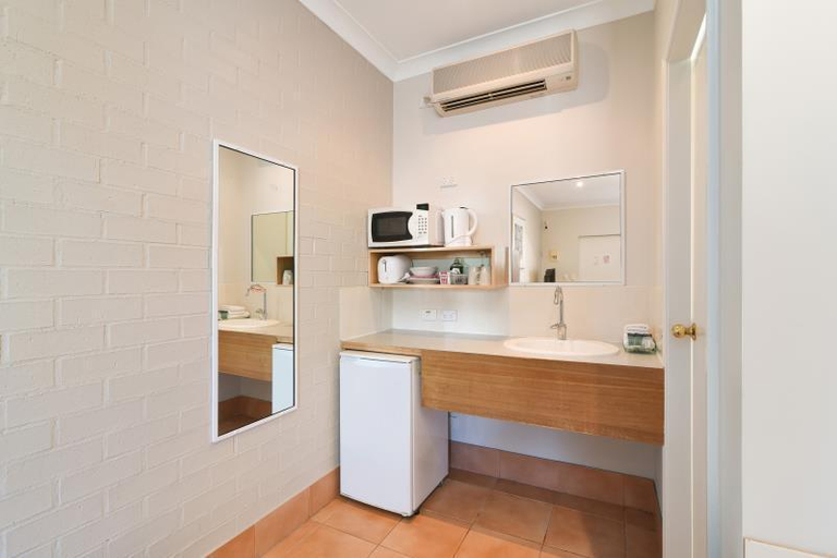 Bathroom, Catalina Motel Lake Macquarie, Lake Macquarie - West
