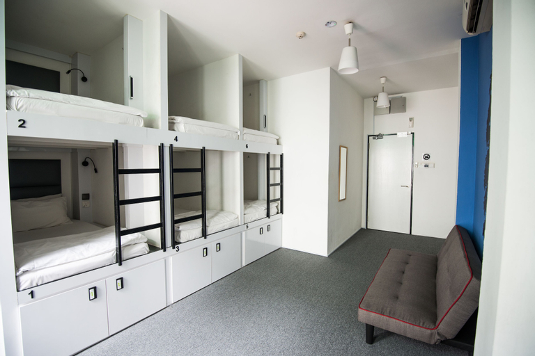 Wink Capsule Hostel @ Chinatownn, Singapore
