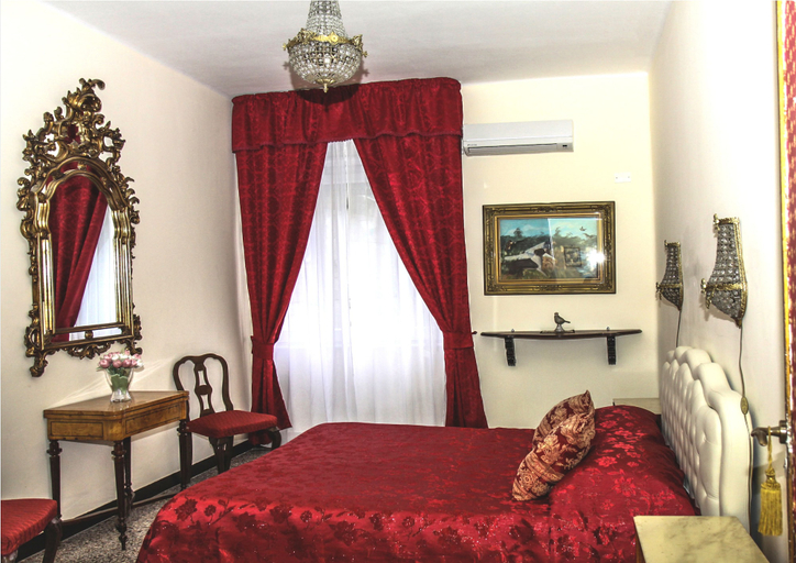 Bedroom 3, Megaride Santa Lucia, Napoli