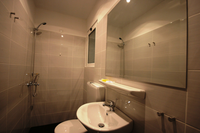 Bathroom 4, Vienna, Attica