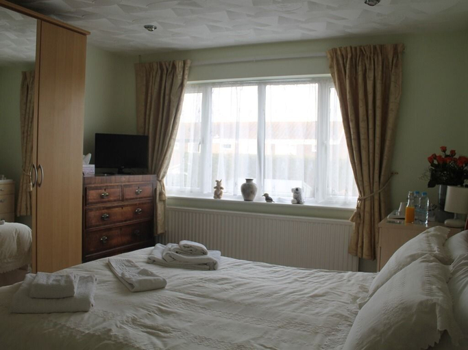 Bedroom 2, Leeward House, Hampshire