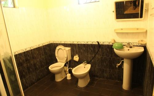 Bathroom, Nikeweratiya Circuit Bungalow, Nikaweratiya