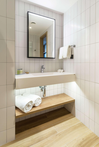Bathroom 4, Hilton Garden Inn Bucharest Airport, Otopeni