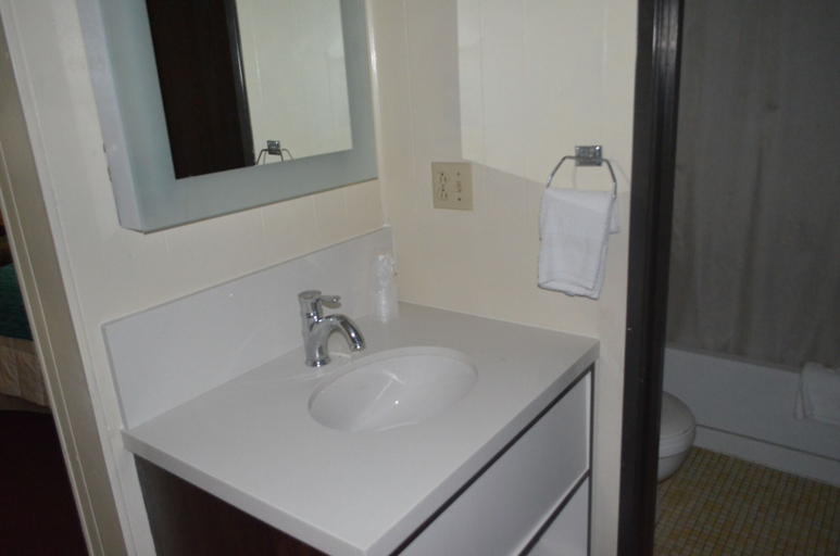 Bathroom 4, Grand Inn, Clay