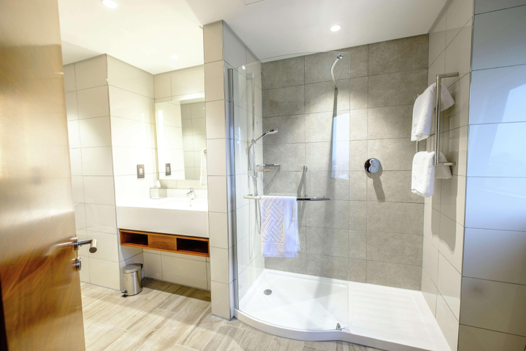 Bathroom 5, Hilton Garden Inn Mbabane, Mbabane East