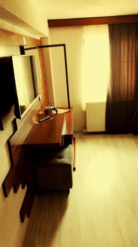 Bektas Karagol Otel, Dereli