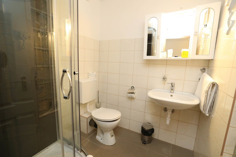 Bathroom 4, Dubai Hotel Budapest, Budapesti