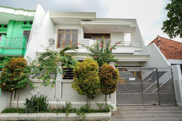 OYO 469 Bumi Banyu Bening Syariah, Surabaya